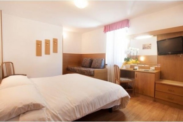 DUE SPADE_FOLGARIA_SS_08.JPG